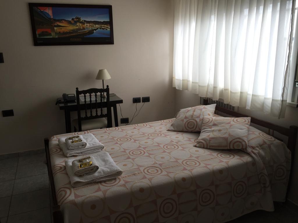 Hotel Euzko Alkartasuna Macachín Esterno foto