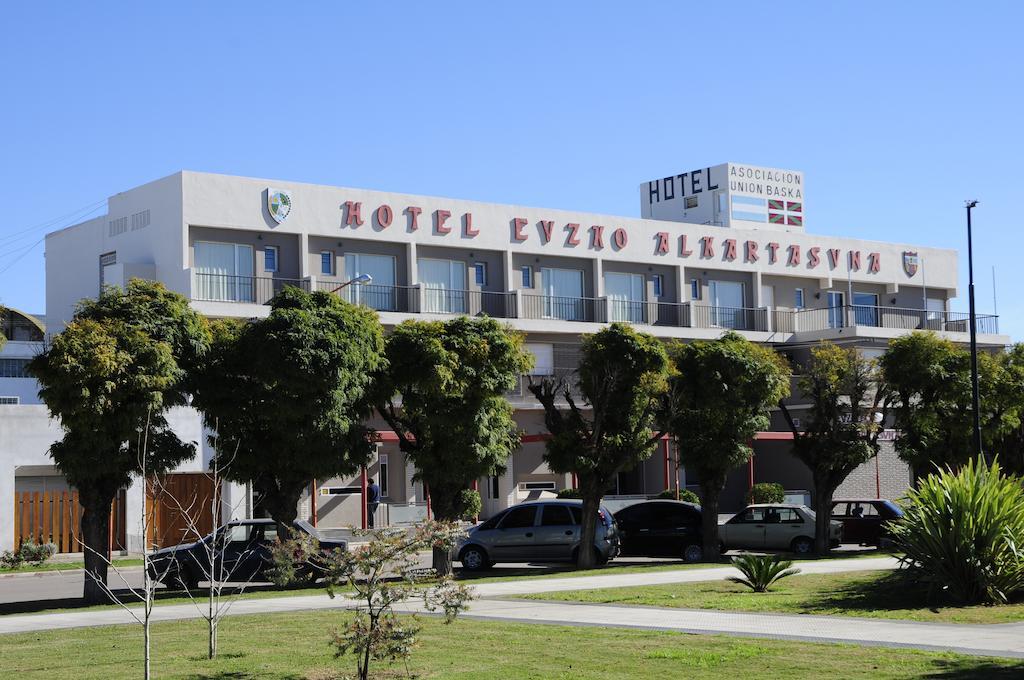 Hotel Euzko Alkartasuna Macachín Esterno foto